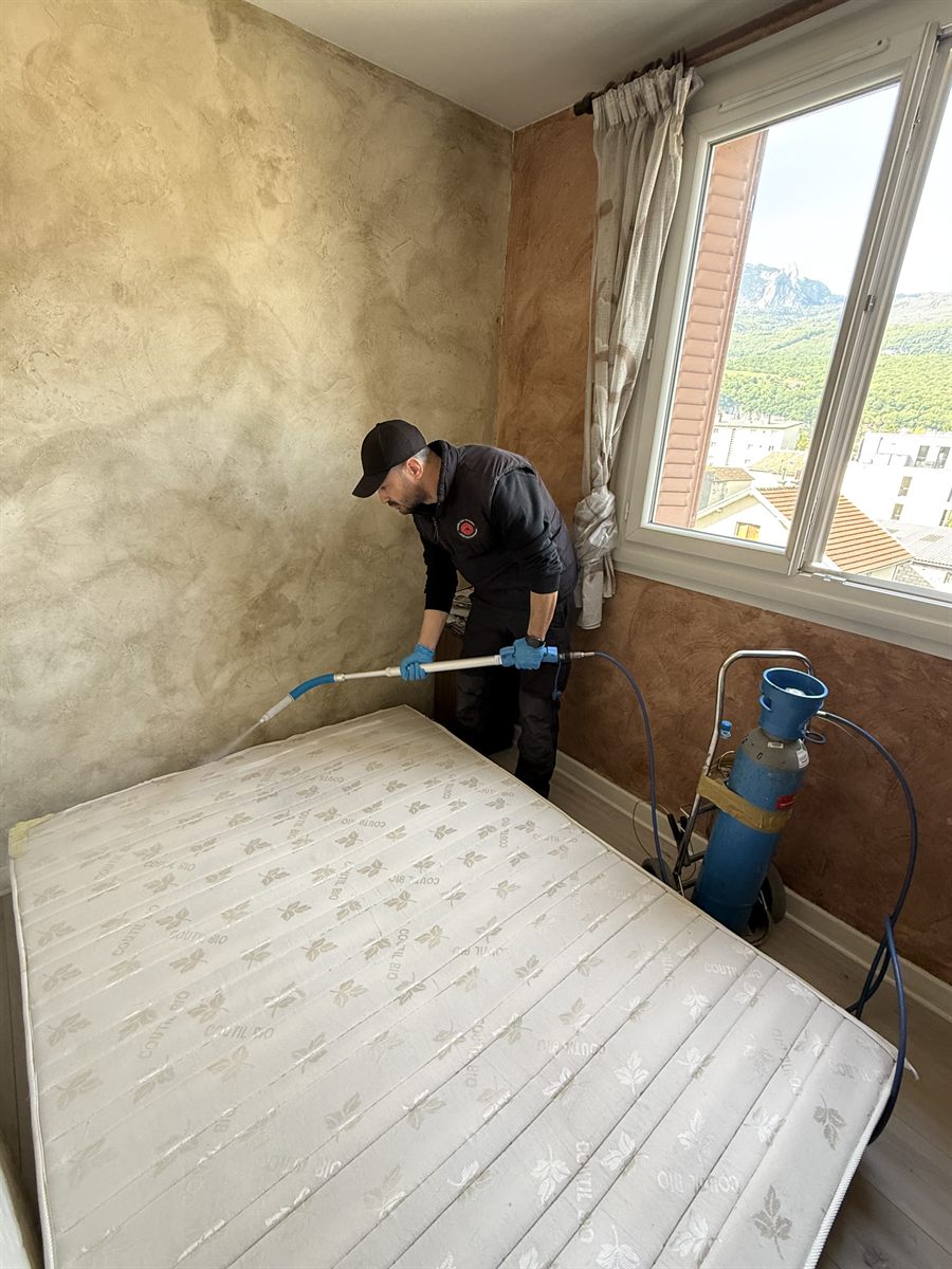 Technicien ATS3D traitant un matelas par cryogénie −80°C à Lyon